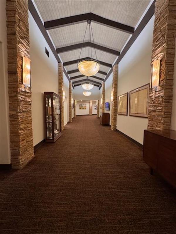 Hallway_to_banquet_room
